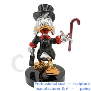 Estatua de Scrooge McDuck Cromada, Escultura de Lujo en Resina Estilo Pop Art, Pato Rojo Cromado con Bastón, Decoración de Alta Gama para Hogar u Oficina - Product Image 1