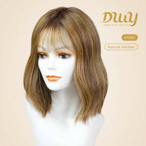 Perruque synthétique courte bouclée caramel sans colle Nia-DWY avec dentelle transparente, raie libre, mono skinweft, couleur caramel courte bouclée - Product Image 2