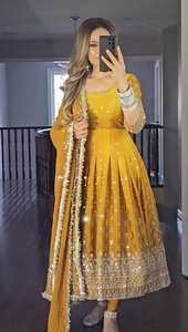 Vestido largo Anarkali de diseñador Estilo clásico con bordado y detalles de tela estampada de trabajo de secuencia - Product Image 2