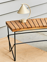 Banco de Jardín Curvo Moderno Odie con Estructura de Madera y Asiento de Madera de Teca, Acabado Marrón, Ecológico, para Patio, Parque, Hotel