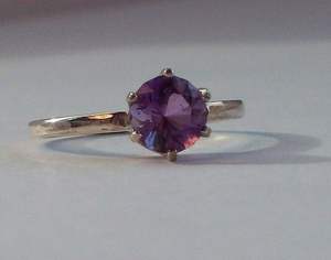 Bague solitaire améthyste à la mode en argent sterling 925 pour femmes taille personnalisée en rhodium disponible pour cadeau de fête d'anniversaire de mariage - Product Image 4