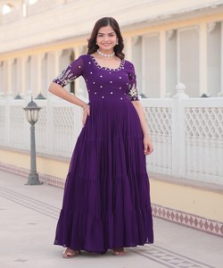Stravagante abito da festa in Chiffon con vivace stampa digitale e trasparente rivestimento Anarkali.