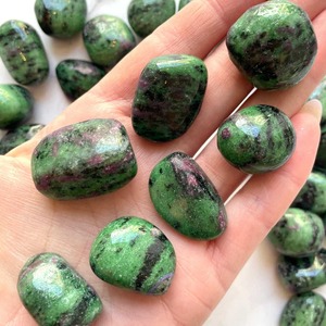 Pierre précieuse de dégringolade de zoisite de rubis poli écologique pour la méditation d'énergie spirituelle de décor à la maison et cadeau pour l'approvisionnement mondial - Product Image 3