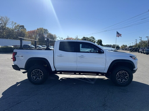 Camioneta Chevrolet Colorado 2024 Blanca 2023 con Asientos de Cuero y Faros LED, Transmisión Automática, Neumáticos R20 - Product Image 4