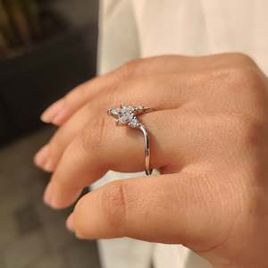Anillo de Boda Curvo en Forma de U con Diamantes Marquise y Redondos, Elegantes Anillos de Diamantes para Bodas - Product Image 3