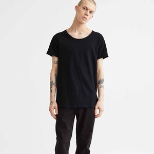 Camiseta ajustada en suave Jersey de algodón. Cuello redondo con ribete finamente acanalado y dobladillo de corte recto Camiseta de secado rápido para hombres - Product Image 2