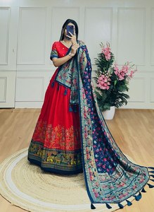 ชุดเลเฮนกาโชลีเจ้าสาว |   ชุดเลเฮนกาแบบอนาร์กาลีปักลายหนักสำหรับงานแต่งงาน พร้อมเสื้อท่อนบนแบบยังไม่เย็บติด - Product Image 2