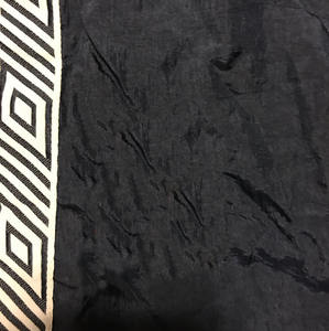 Pantalones de chándal transpirables de nailon Unisex al por mayor, ropa de calle, pantalones de chándal de pierna ancha holgados reflectantes, diseño de rayas laterales, Parte delantera plana - Product Image 4