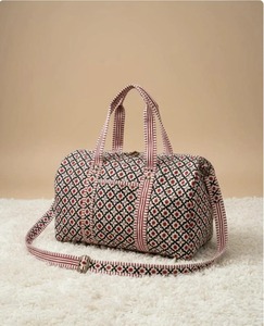 กระเป๋าเดินทางแบบถือสุดสัปดาห์ ทำมือ ผ้าฝ้ายลายควิลท์  ลายดอกไม้แบบบล็อก พิมพ์ลาย  รักษ์โลก  ทนทาน  จุของได้เยอะ  หรูหรา  สไตล์สปอร์ต - Product Image 1