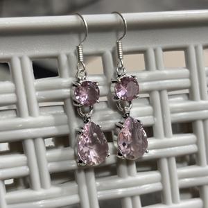 Pendientes de Cuarzo Rosa con Aros de Latón, Diseño Grueso y Ligero para Aniversarios de Mujeres - Product Image 1