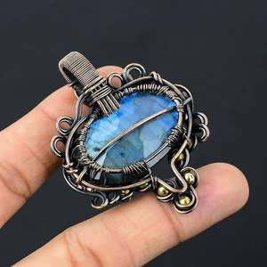 Colgante de malaquita en forma de pirámide, chapado en oro vintage, con alambre de latón, hecho a mano, ideal como regalo de boda o piedra de nacimiento. - Product Image 2