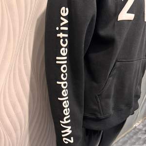 Sudadera Clush Industries de 420g, 100% Algodón Felpa, Bordada, con Cierre, Negra, Corte Regular, Talla Americana, Estilo Vintage Urbano, Personalizada - Product Image 6