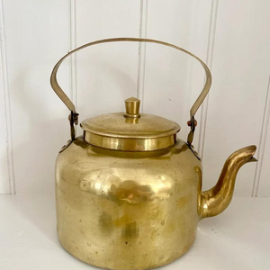 กาต้มน้ำทองเหลืองโบราณพร้อมที่จับแก้วสีขาวสำหรับบ้านและห้องครัวบ้านฟาร์ม - Product Image 2