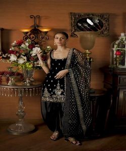 Variedad de vestidos Kaftan: Descubra una variedad de vestidos Kaftan para cada ocasión, ideal para tiendas minoristas y expositores - Product Image 5