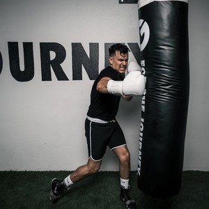 Guantes deportivos con logotipo personalizable profesional Nuevo diseño Guantes especiales de boxeo MMA Entrenamiento para adultos 12oz 16oz Hecho de cuero PVC - Product Image 4