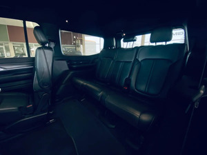 Auto Usate di Alta Prestazione: <span class=keywords><strong>Jeep</strong></span> <span class=keywords><strong>Wagoneer</strong></span> Serie III SUV 2023, Pronte per la Spedizione in Tutto il Mondo - Product Image 4