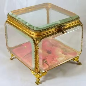 Boîte à bijoux en verre transparent de forme ronde avec finition dorée, bordure en laiton métallique, pour le rangement des bagues de mariage - Product Image 2