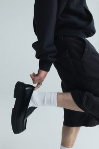 Pantalones cortos de mezclilla ajustados sueltos negros personalizados Venta al por mayor a precio barato Hasta la rodilla con patrón sólido multibolsillo Teñido liso - Product Image 4