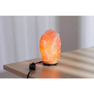 Authentique lampe au sel naturel de l'Himalaya du Pakistan avec cristal sculpté à la main et base décorative en bois pour une décoration élégante - Product Image 2