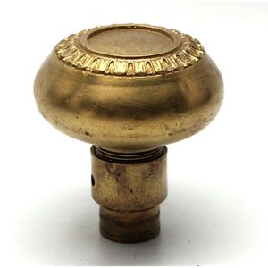 Perillas de latón hechas a mano para armarios de cocina que ofrecen un aspecto artesanal refinado, adecuado para un estilo contemporáneo o moderno. - Product Image 3