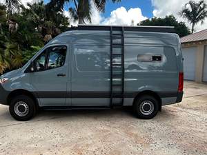 Conversión de Camioneta Sprinter 2500 4x4 2022 a Camper Personalizado, Turbodiésel V6, Tracción en las 4 Ruedas, Carrocería de Techo Alto - Product Image 5