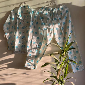 Femmes luxe respirant à manches longues 100% coton biologique Sexy décontracté nuit costume Turquoise imprimé fleuri col en V doux pyjama ensemble - Product Image 1