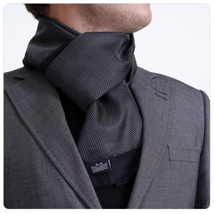 Écharpe noire élégante double face Exve Exclusive avec motif géométrique micro-tissé argenté en jacquard, en polyester, avec attaches stylées - Product Image 1