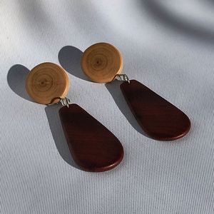 Pendientes con detalle de gancho para mujer, accesorios de moda bohemios ecológicos, pendientes rústicos de madera marrón con ganchos dorados - Product Image 5
