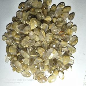 ควอตซ์รูไทล์สีทองธรรมชาติขายส่ง คุณภาพสูง พลอยหลวม รับรองโดยผู้ตรวจสอบบุคคลที่สาม รูปทรงคละ ขนาด 20-45 มม. น้ำหนัก 8-12 กรัม - Product Image 3