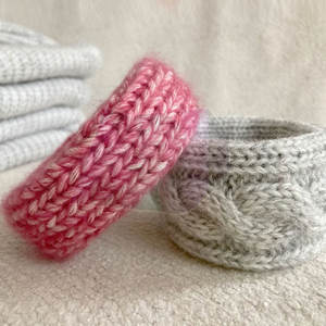 Bracelet en tricot moderne, accessoire de style de vie, tricot doux et élastique, confortable à porter pour les tenues décontractées et l'usage quotidien - Product Image 2