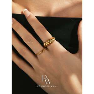 Anello a croissant in oro 18 carati con intarsio impermeabile, anello a fascia spessa da 4 mm, stile signet. - Product Image 2