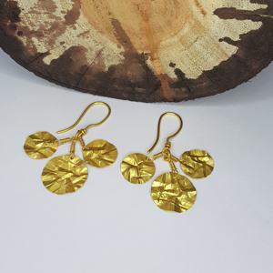Boucles d'oreilles pendantes de luxe en argent sterling 925 plaqué or 18 carats, fabriquées à la main |   Boucles d'oreilles tendance en forme de feuille pour mariage et fête - Product Image 4