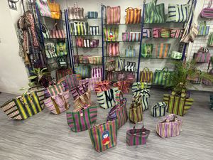 Sac à main élégant et pratique en nylon recyclé, coloré, tissé à rayures, compact, léger, écologique, réutilisable pour les courses au supermarché - Product Image 5