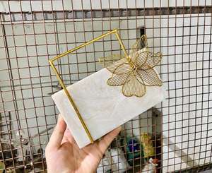 Bolso de mano de resina creativo, bolso de mano atractivo hecho a mano para mujer, color oscuro con cadena de latón - Product Image 6