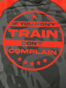 MMA เสื้อแรชการ์ดพิมพ์ซับลิเมชันกำหนดเอง240ป้องกันอัลทวอยเลต์ GSM การบีบอัดการต่อสู้แบบผดผื่น BJJ ผลิตในปากีสถาน - Product Image 4