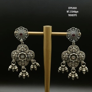 Boucles d'oreilles pendantes tendance en argent sterling oxydé traditionnel, plaqué or et argent, style déclaration pour femme, en promotion - Product Image 1