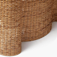 Table basse élégante en rotin tissé à la main Table d'appoint élégante en osier naturel au design incurvé pour la décoration de la maison OEM ODM vente en gros