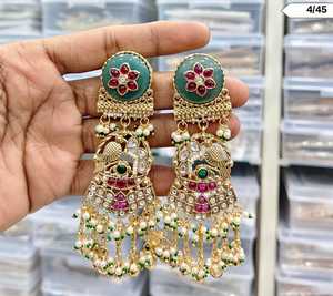 Collection de Boucles d'Oreilles avec Motif de Kundan et Perle Clouté pour Femme, Dernier Modèle de Mode Exclusif - Product Image 5