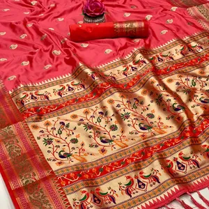 富拉帕里美丽柔软的Kanchi Paithani纱丽，孔雀臀部，金色扎里编织在纱丽上，给人以丰富的