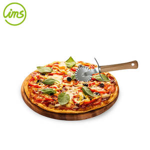 Cortador de Pizza y Ravioles de Acero Inoxidable Personalizado de Primera Calidad con Mango de Madera de Fresno y Diseño Antideslizante - Product Image 6
