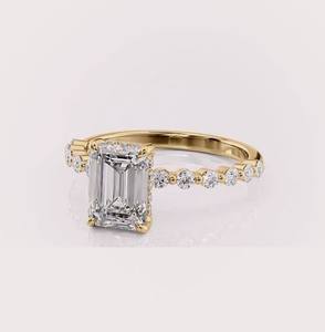 แหวนเพชรทรงเหลี่ยมมรกตและเพชรทรงกลมฝังข้าง ประดับด้วยทองคำ 9K โรสโกลด์/ไวท์โกลด์/เยลโลว์โกลด์ ชุบโรเดียม ได้รับการรับรองจาก IGI อย่างแท้จริงเหนือกาลเวลา - Product Image 1