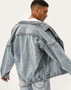 แจ็คเก็ตยีนส์สีอ่อนทันสมัยพร้อมปกสูง กระดุมด้านหน้า กระเป๋าแบบมีฝาปิดและซิป - เสื้อคลุมสำหรับฤดูหนาวด้วยเทคนิคการย้อมสีแบบเรียบ - Product Image 3