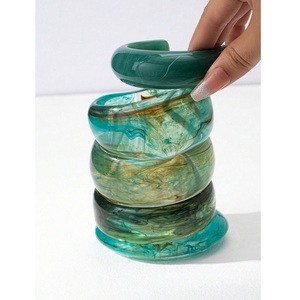 Bracelet en résine de haute qualité, design personnalisé, accessoires élégants pour les amateurs de mode et l'usage quotidien, disponible à la vente - Product Image 1