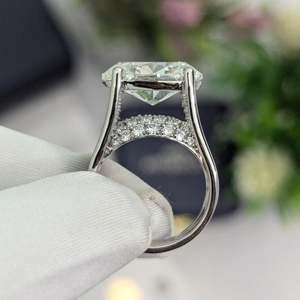 Bague ovale en diamant de laboratoire 8,50 carats en or blanc, style tension, certifiée IGI D-E-F VVSVS - Product Image 6