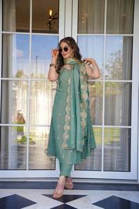 Présentation de la nouvelle rayonne belle Kurta pantalon Dupatta costume ensemble tenue décontractée robe traditionnelle couleur élégante robes entièrement cousues - Product Image 3