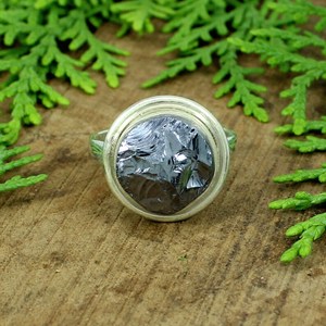 Bague en argent 92.5 avec silicone naturel rond 12mm pierre précieuse brute faite à la main délicate mignonne bijoux fins plaqué rhodium incrustation réglage - Product Image 1