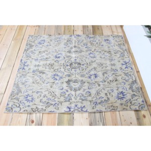 Tapis turc vintage 4x4,4 pieds, tapis bleu à motifs floraux en laine - Product Image 3