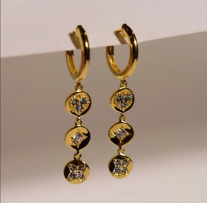 Boucles d'oreilles pendantes délicates en argent S925 plaqué or 14K avec saphir bleu-gris et zircon cubique, personnalisables pour la vente au détail, OEM, ODM - Product Image 1
