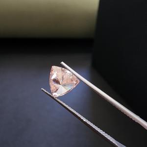Magnifique diamant de laboratoire cultivé en CVD de 1,0 carat, de qualité supérieure, de couleur rose fantaisie, taille trillion, certifié IGI, article de luxe en vente - Product Image 4