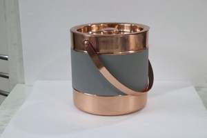 Seau à glace métallique utilisé pour servir de la glace pour les boissons et tous sont fabriqués en métal de haute qualité avec une poignée intégrée. - Product Image 2